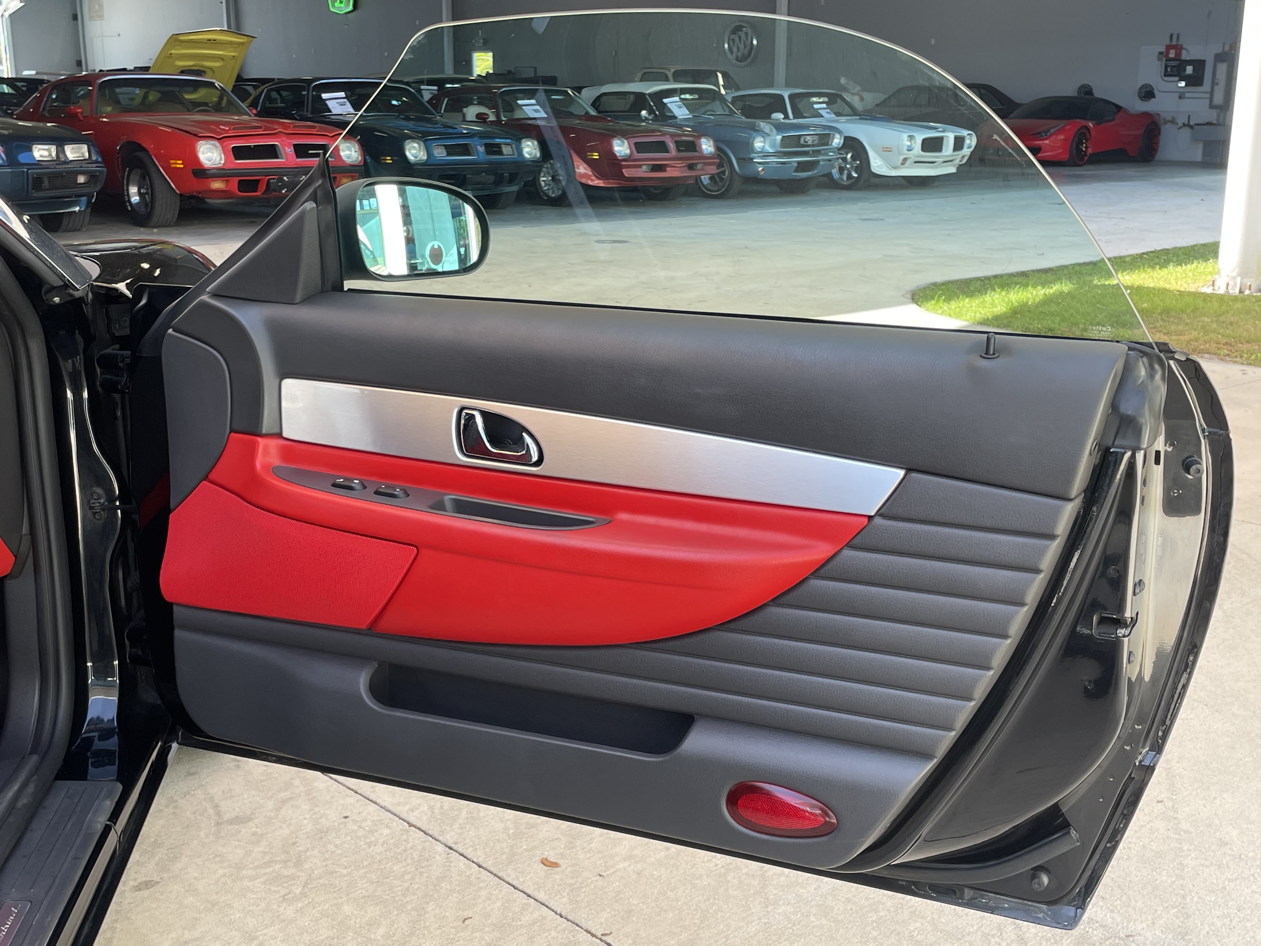 Vehicle photo 21