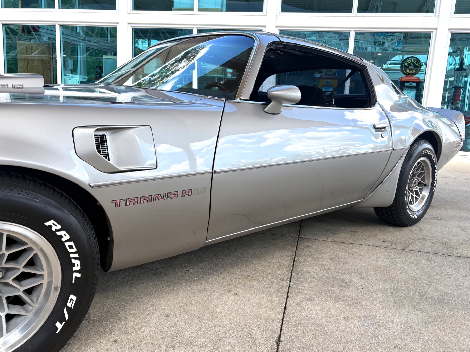 Vehicle photo 13
