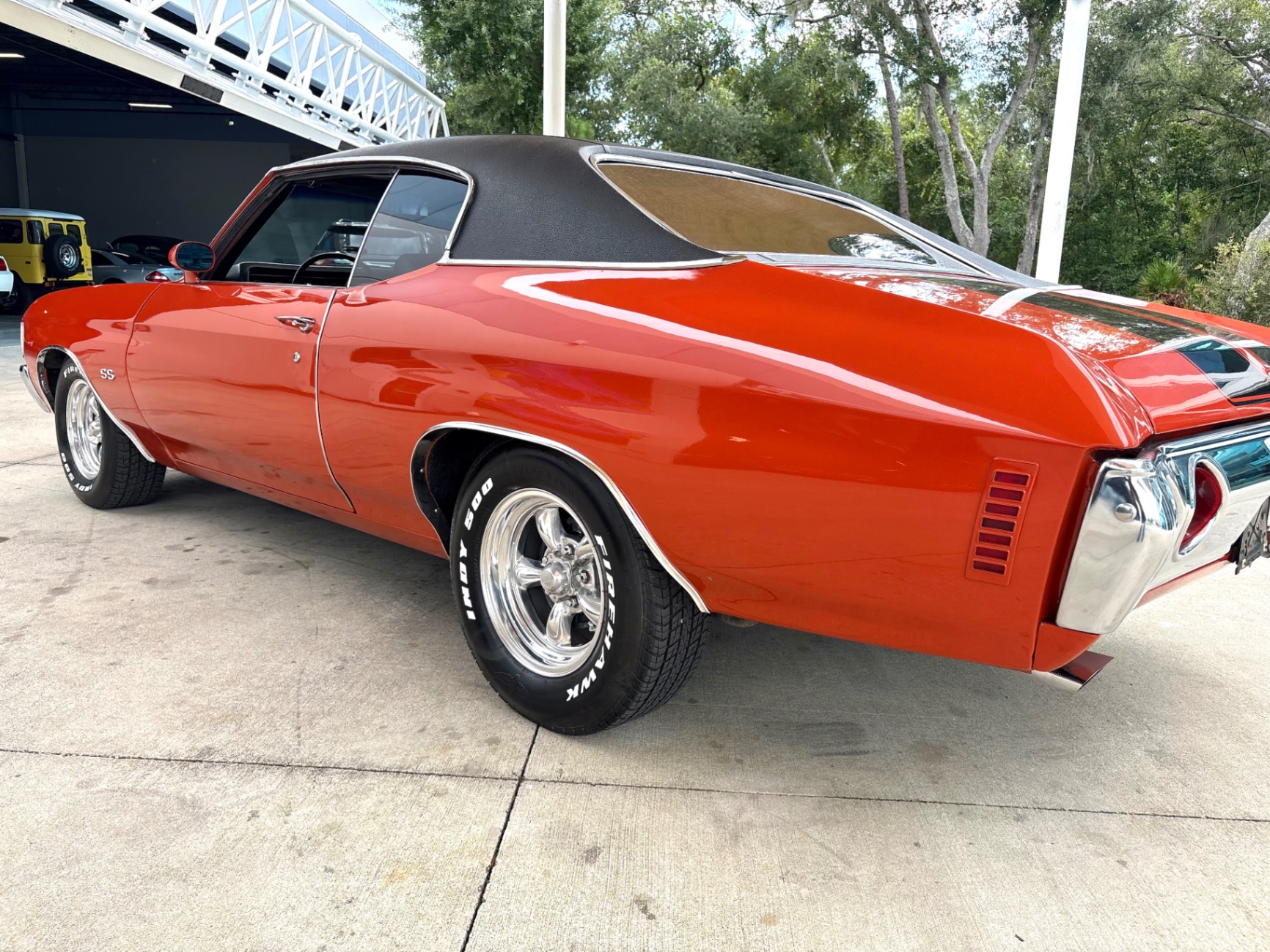 Vehicle photo 14