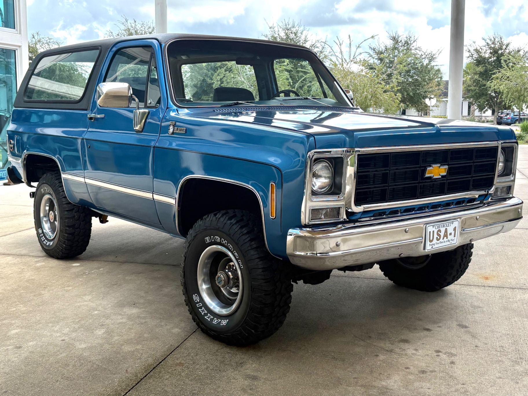 Vehicle photo 4