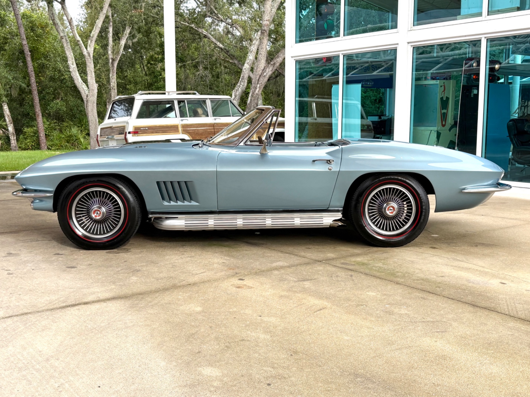 Vehicle photo 9