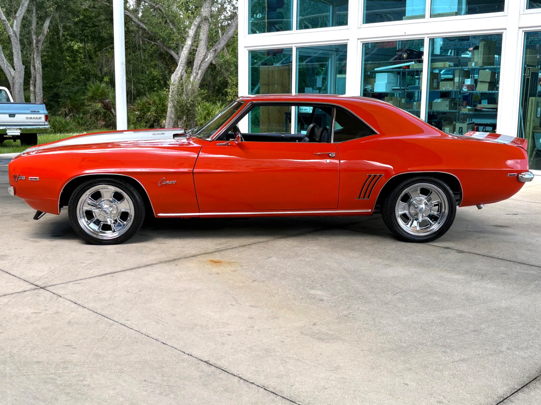 Vehicle photo 10