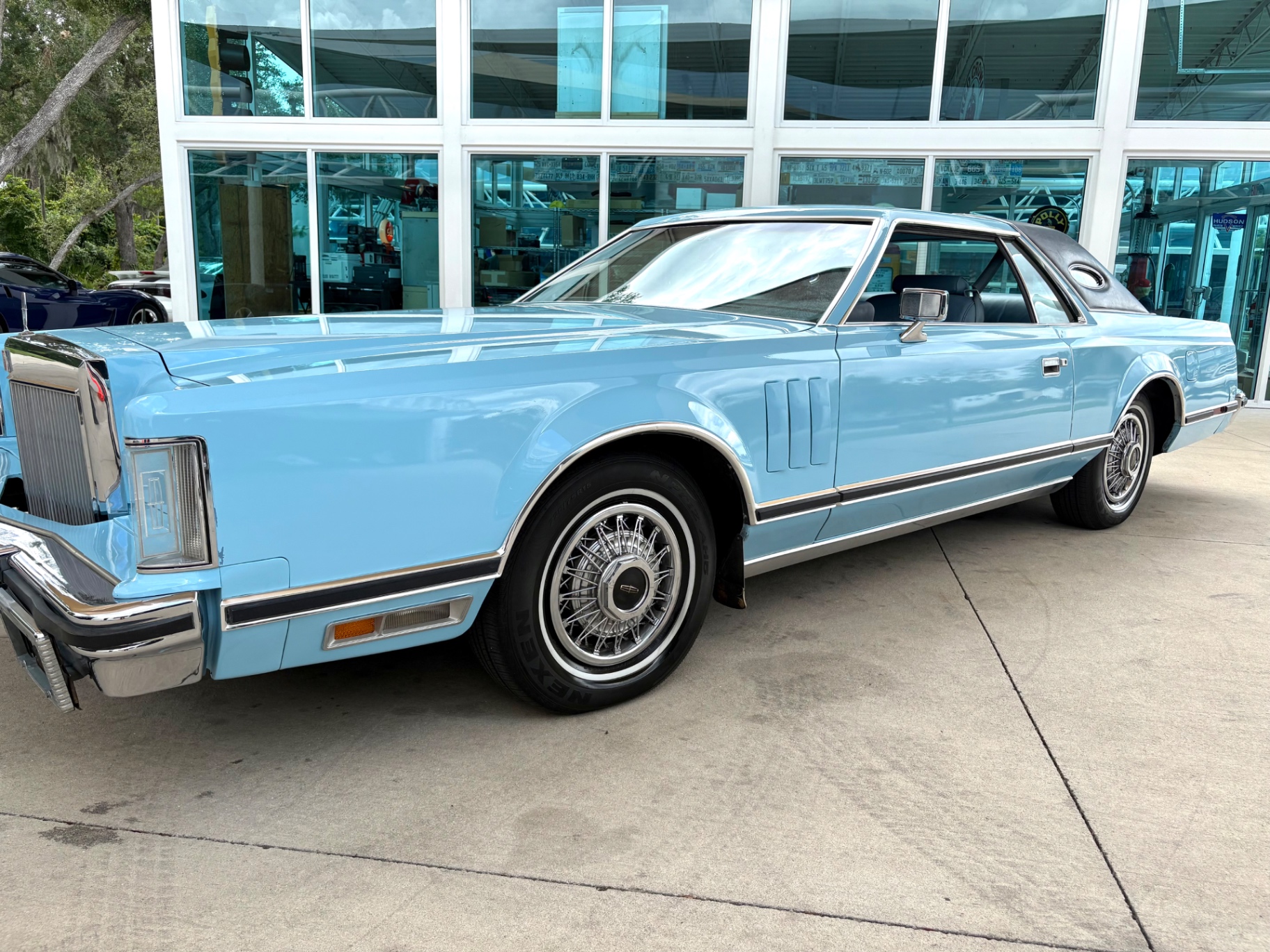 Vehicle photo 12