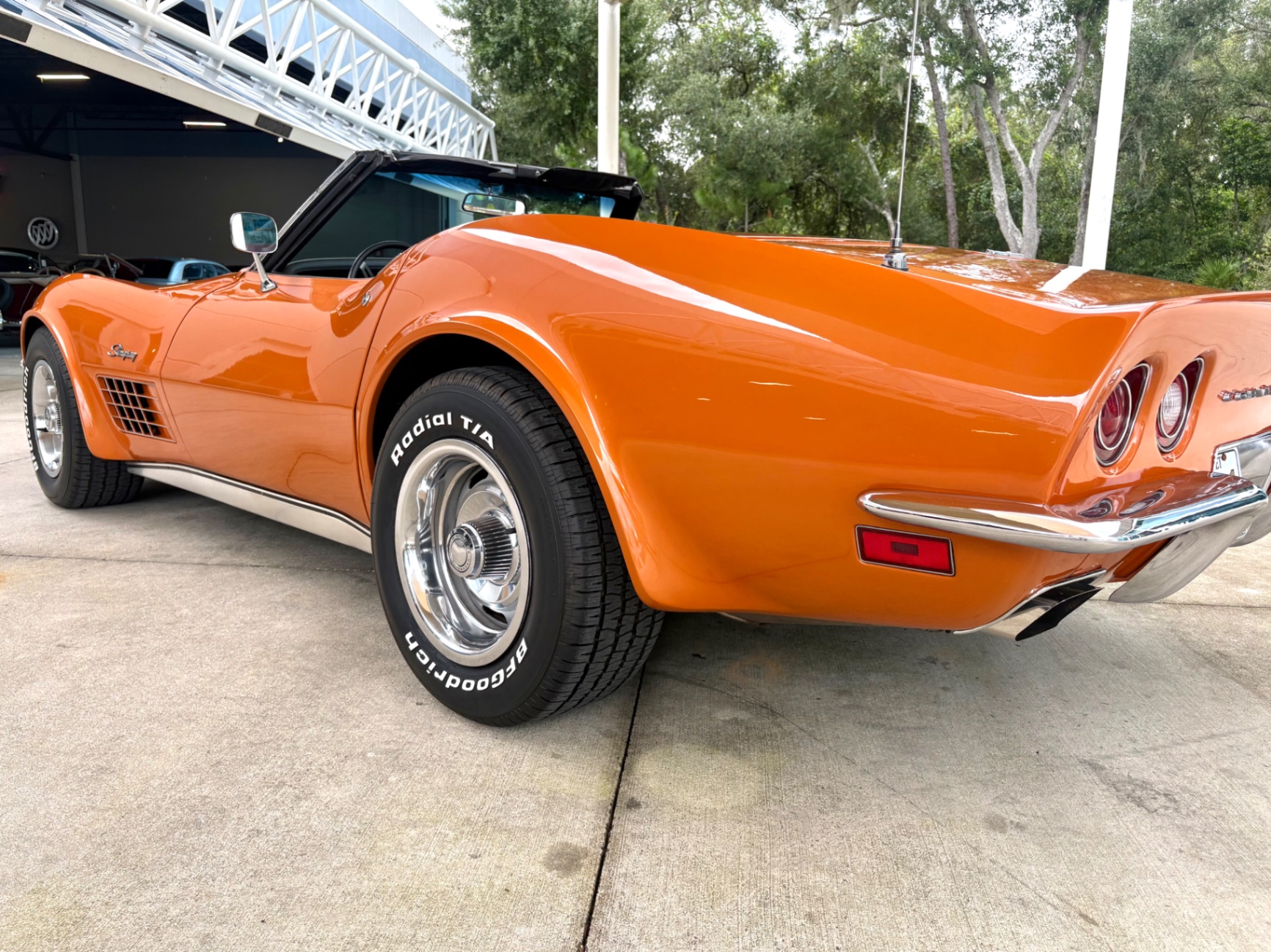 Vehicle photo 15