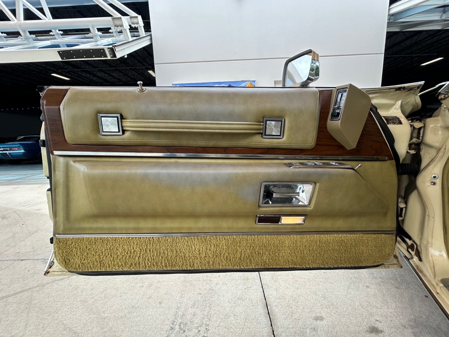 Vehicle photo 30