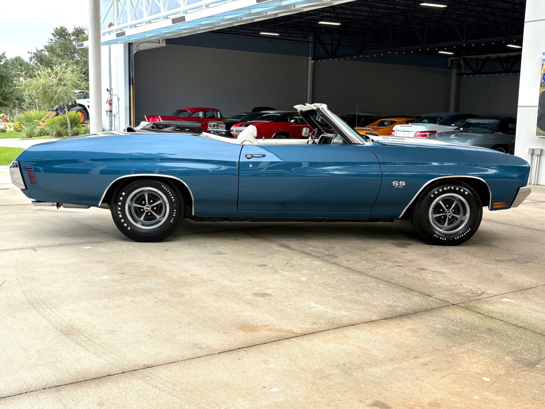 Vehicle photo 4