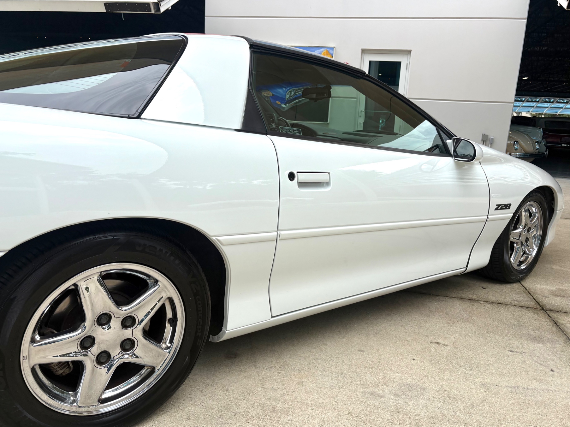 Vehicle photo 17