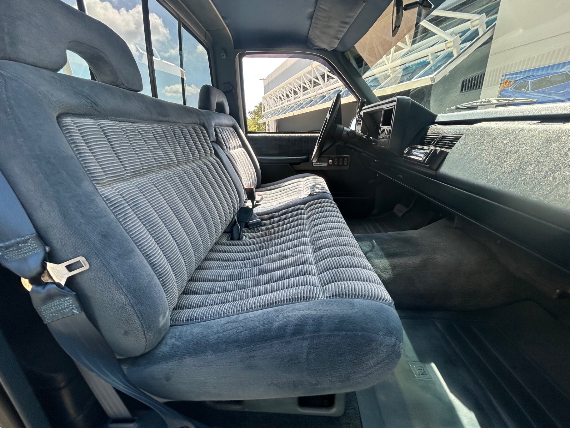Vehicle photo 26