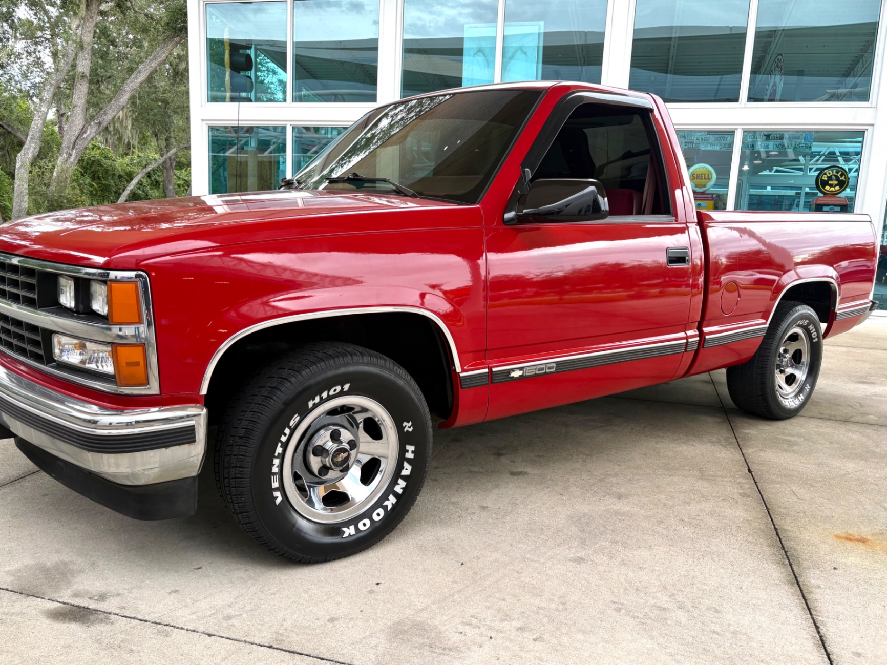 Vehicle photo 12
