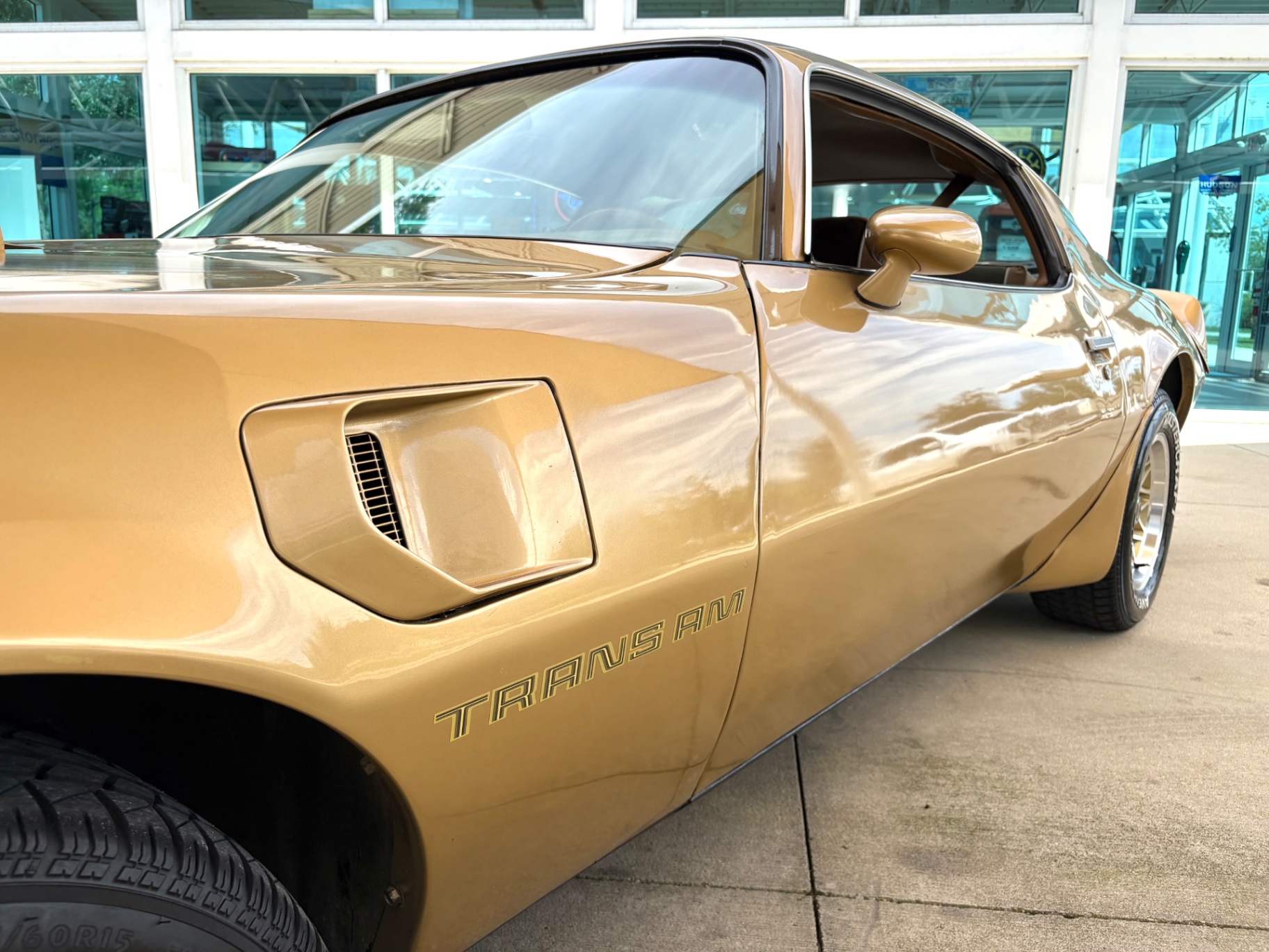 Vehicle photo 12