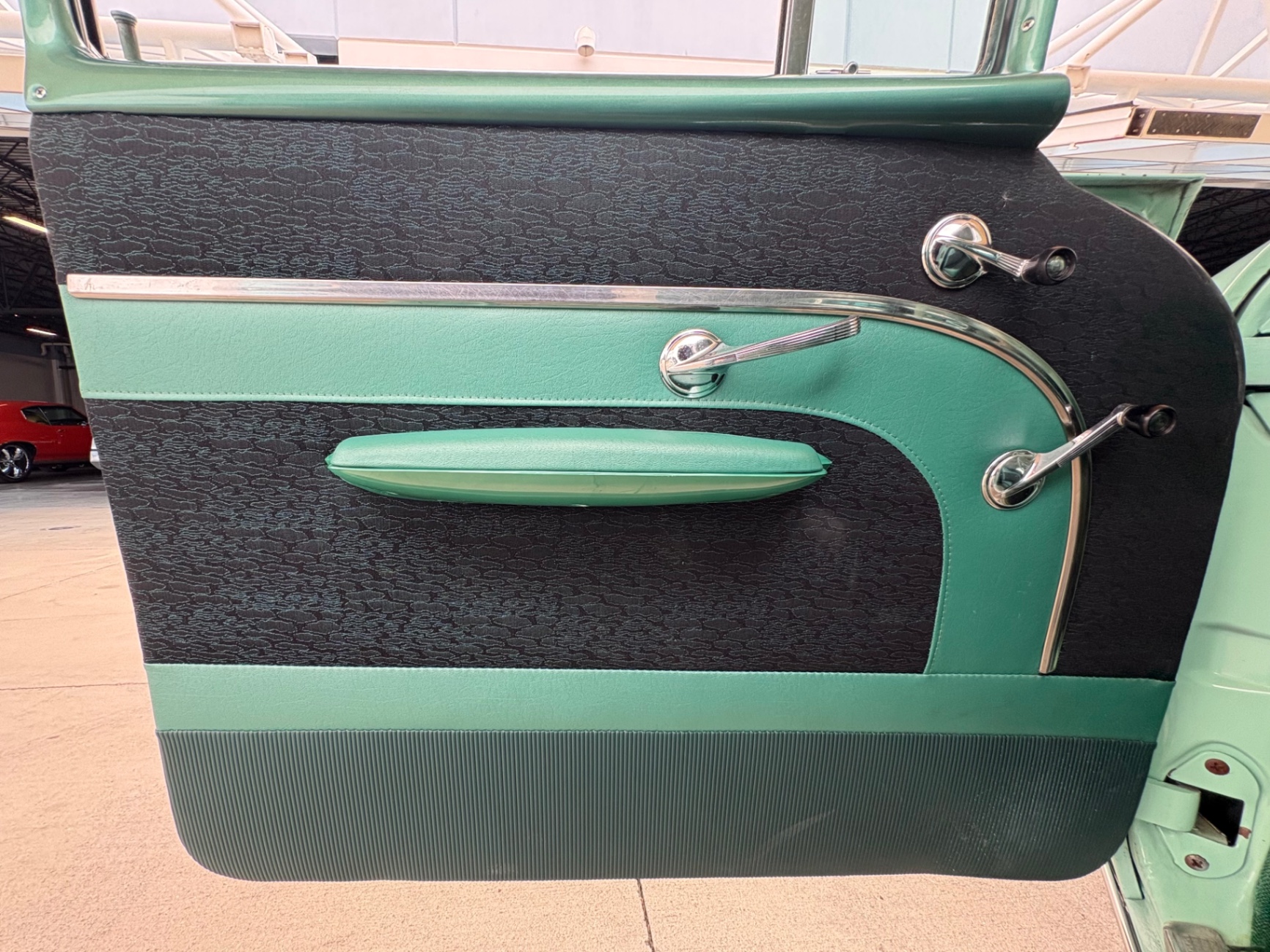 Vehicle photo 32
