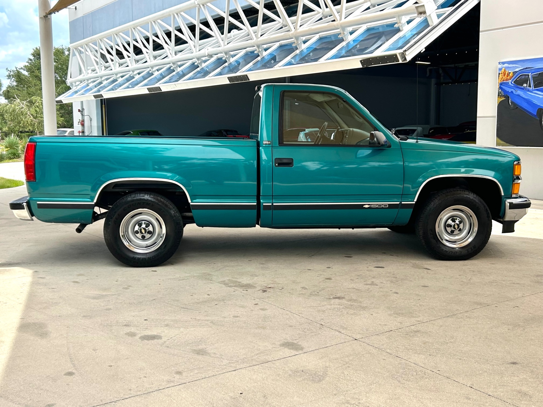 Vehicle photo 4