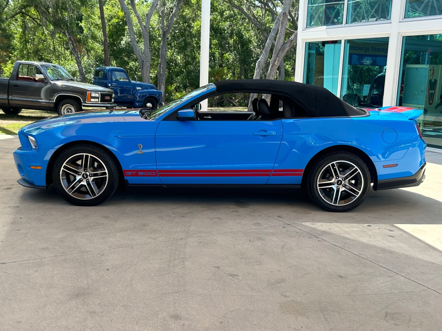 Vehicle photo 17