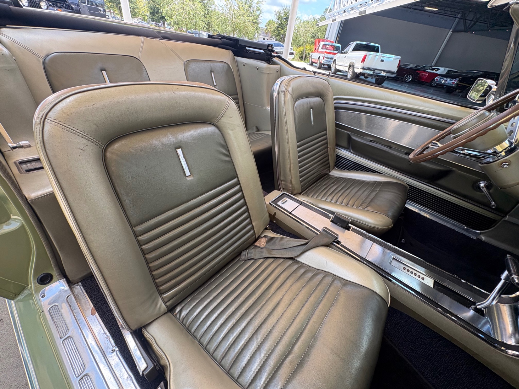 Vehicle photo 47