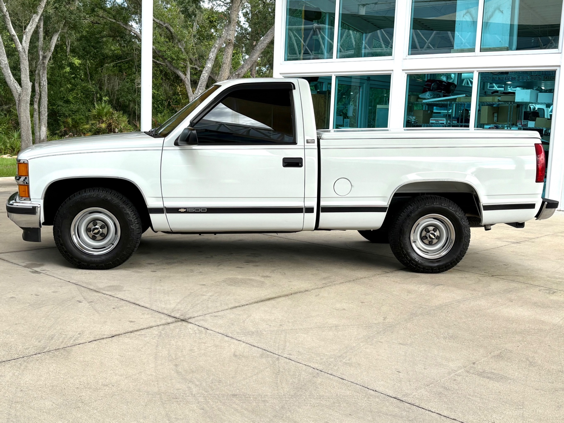 Vehicle photo 9