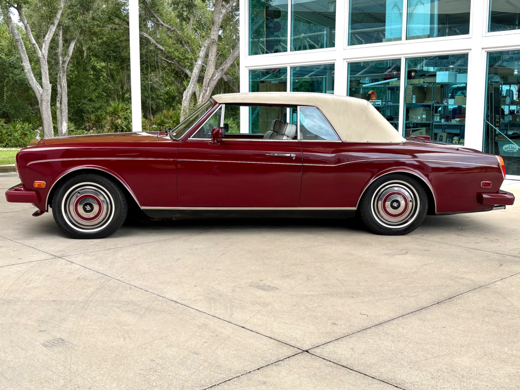 Vehicle photo 24