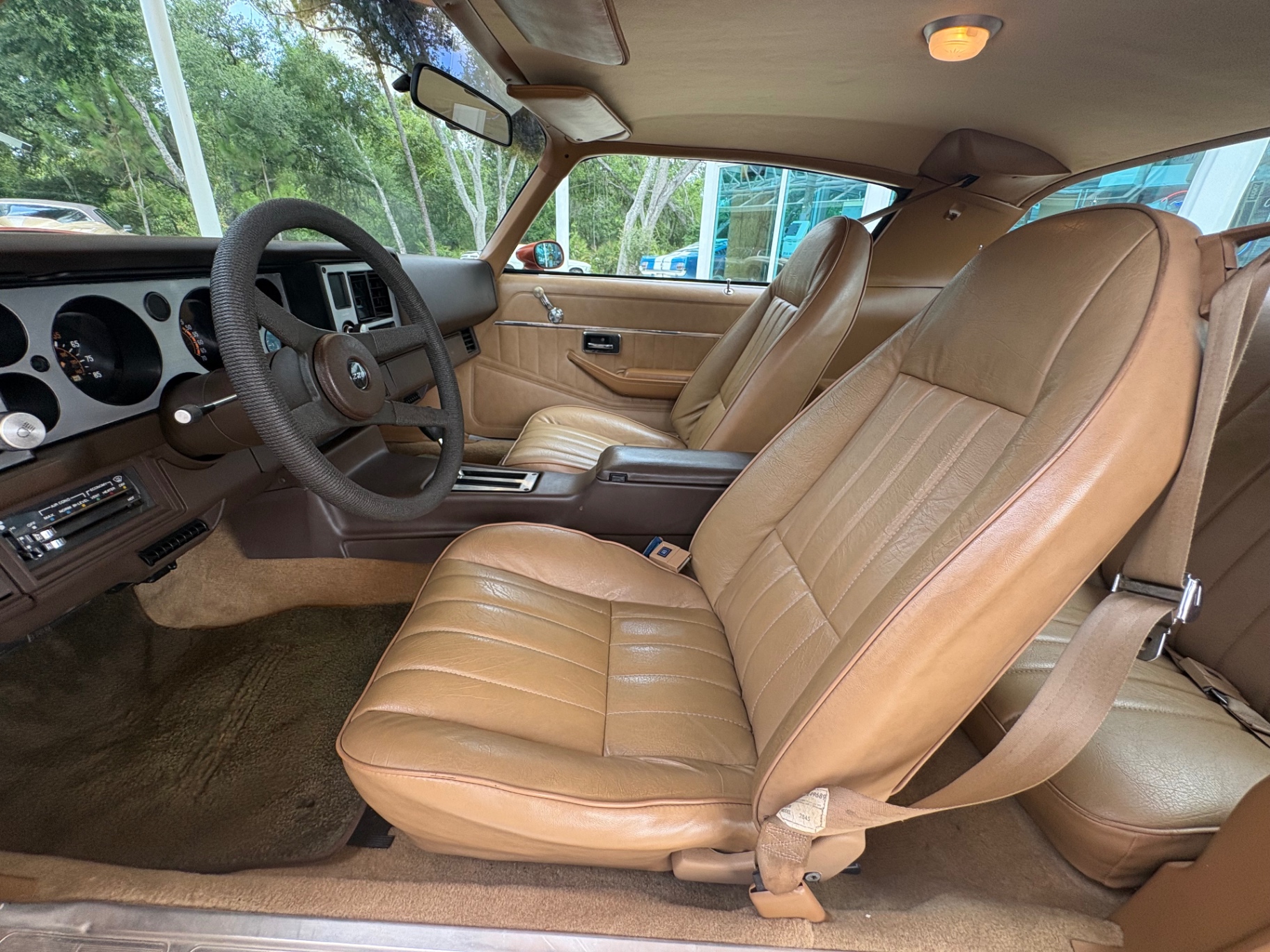 Vehicle photo 32