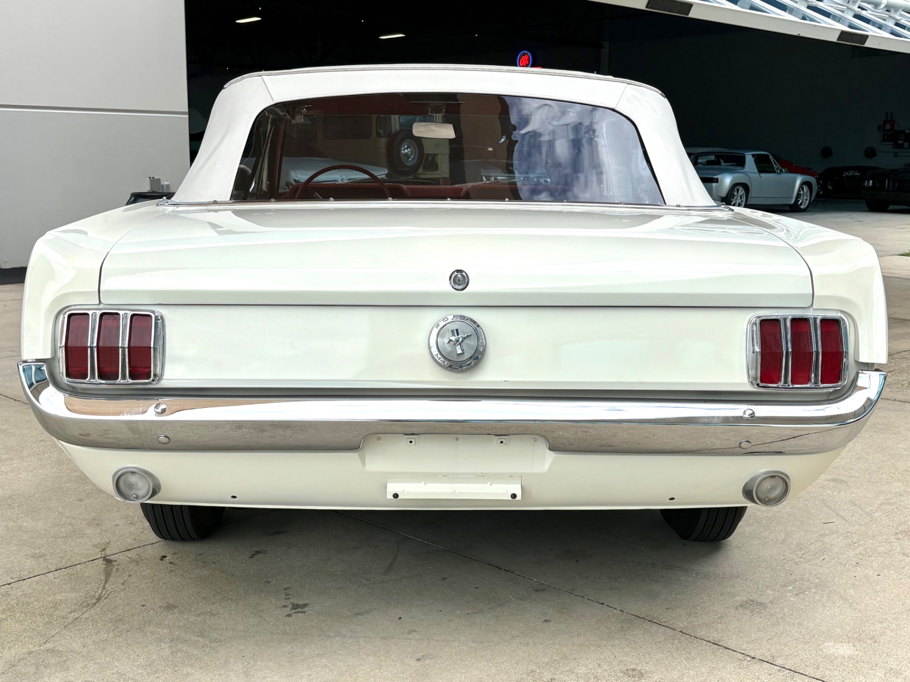 Vehicle photo 23