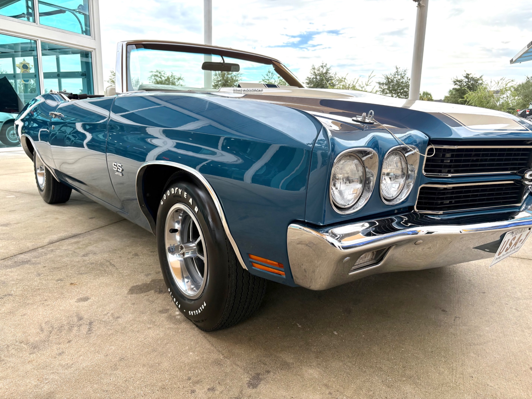 Vehicle photo 17