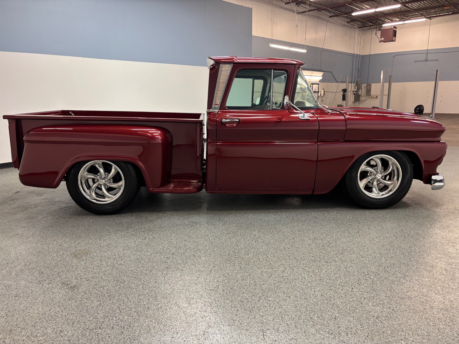 Vehicle photo 7