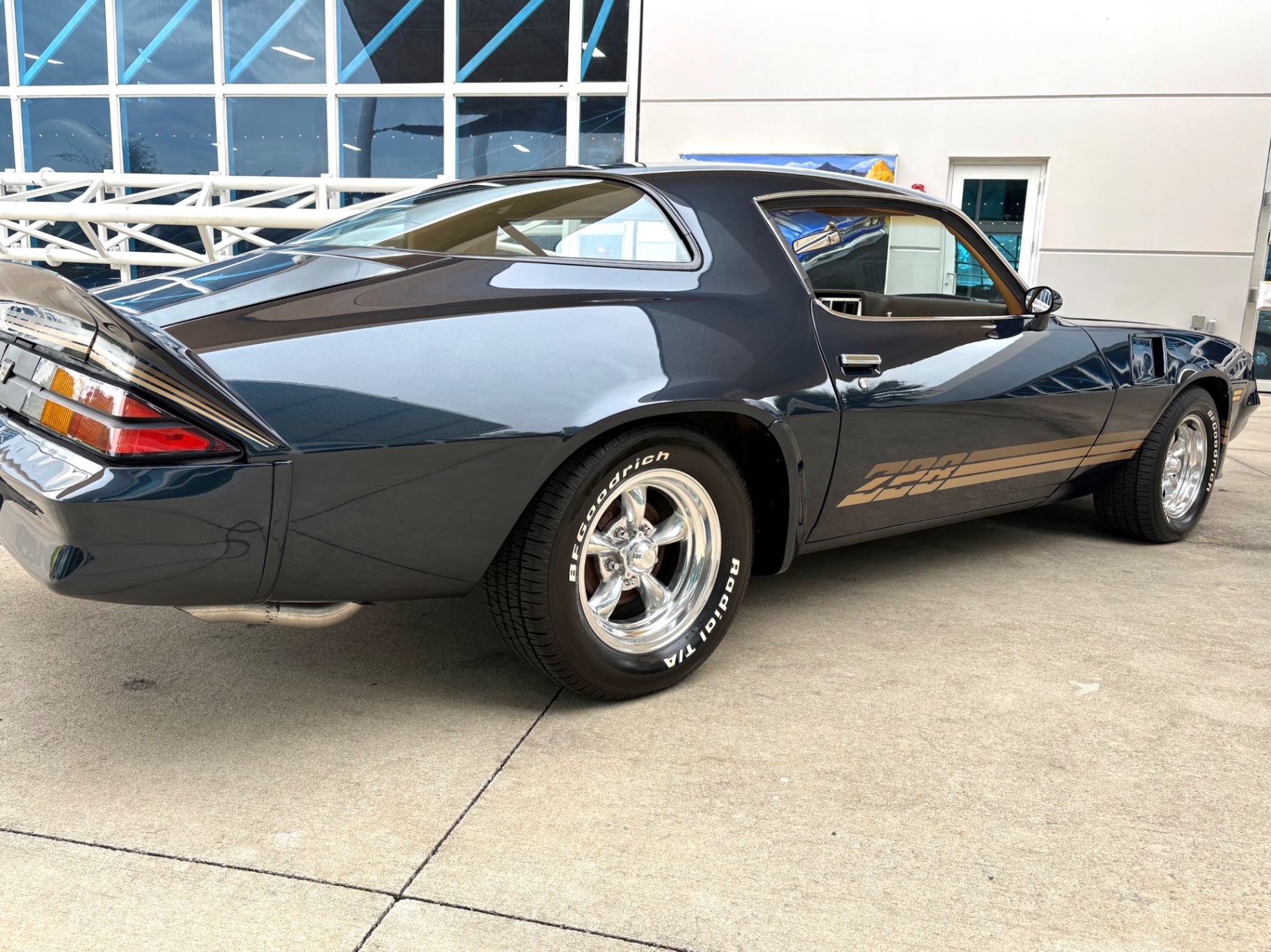 Vehicle photo 16