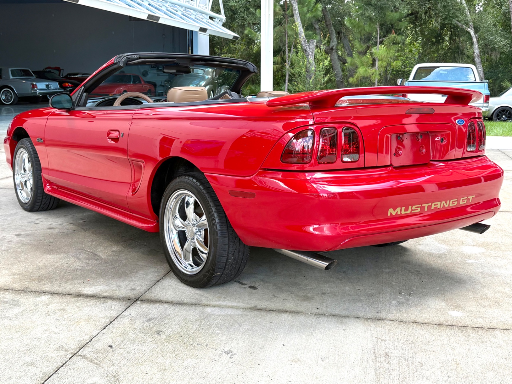 Vehicle photo 9