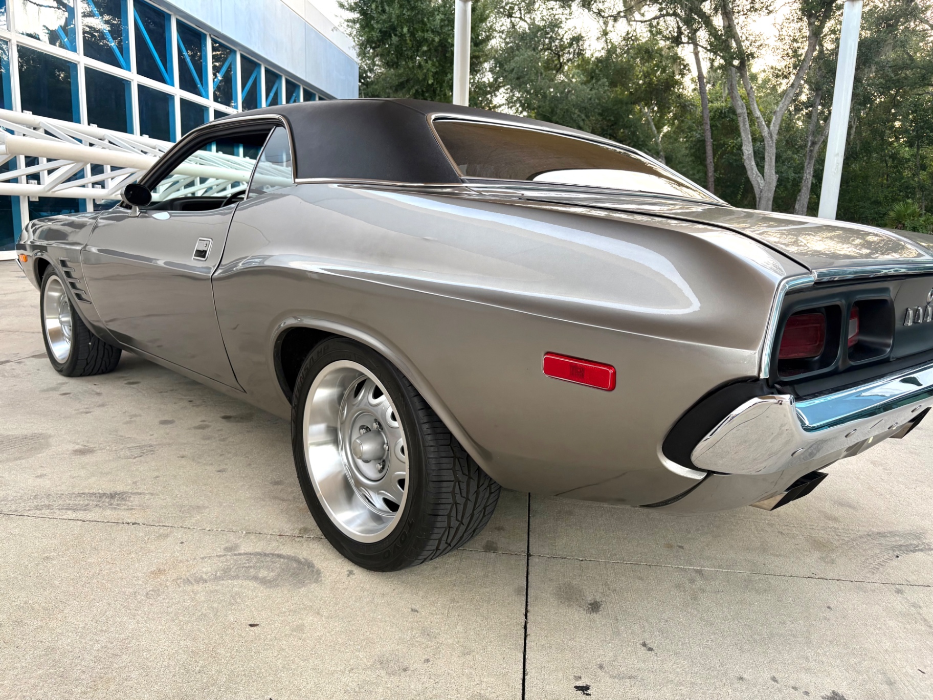 Vehicle photo 19