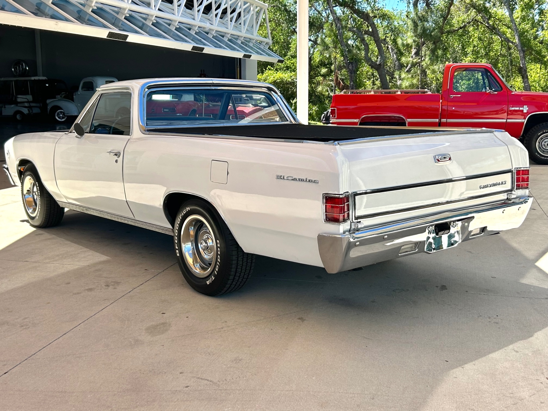 Vehicle photo 7