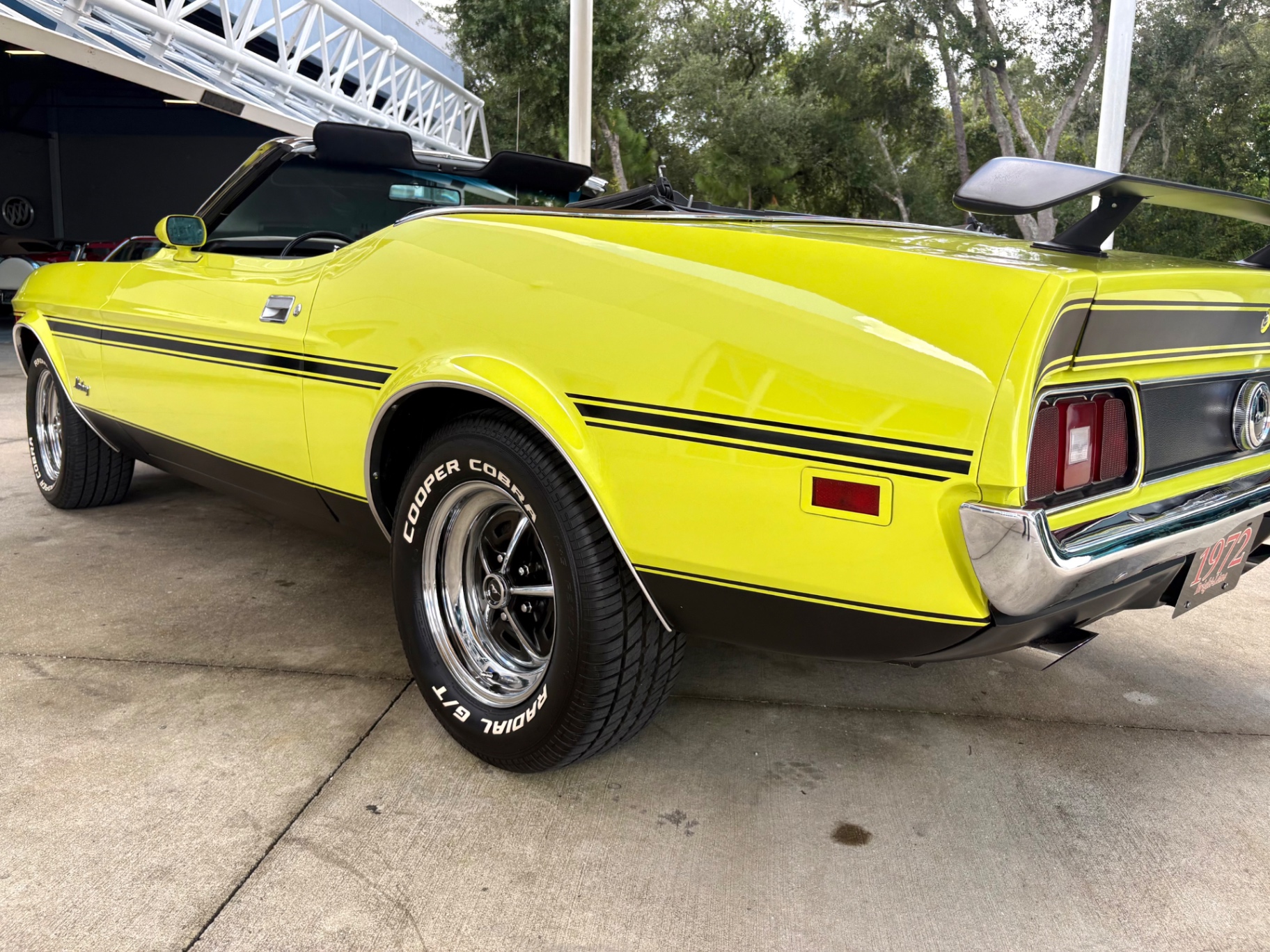 Vehicle photo 15