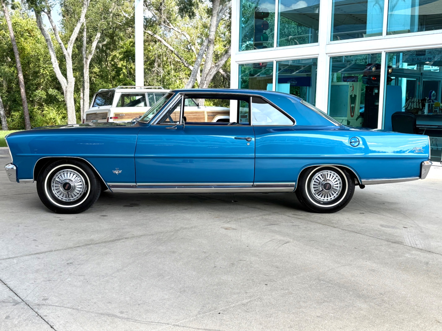 Vehicle photo 9