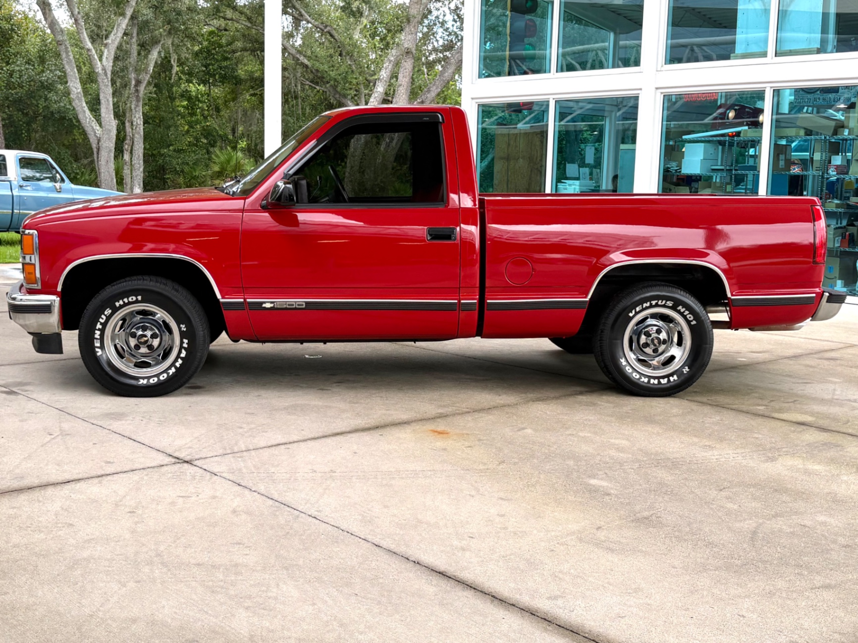 Vehicle photo 10