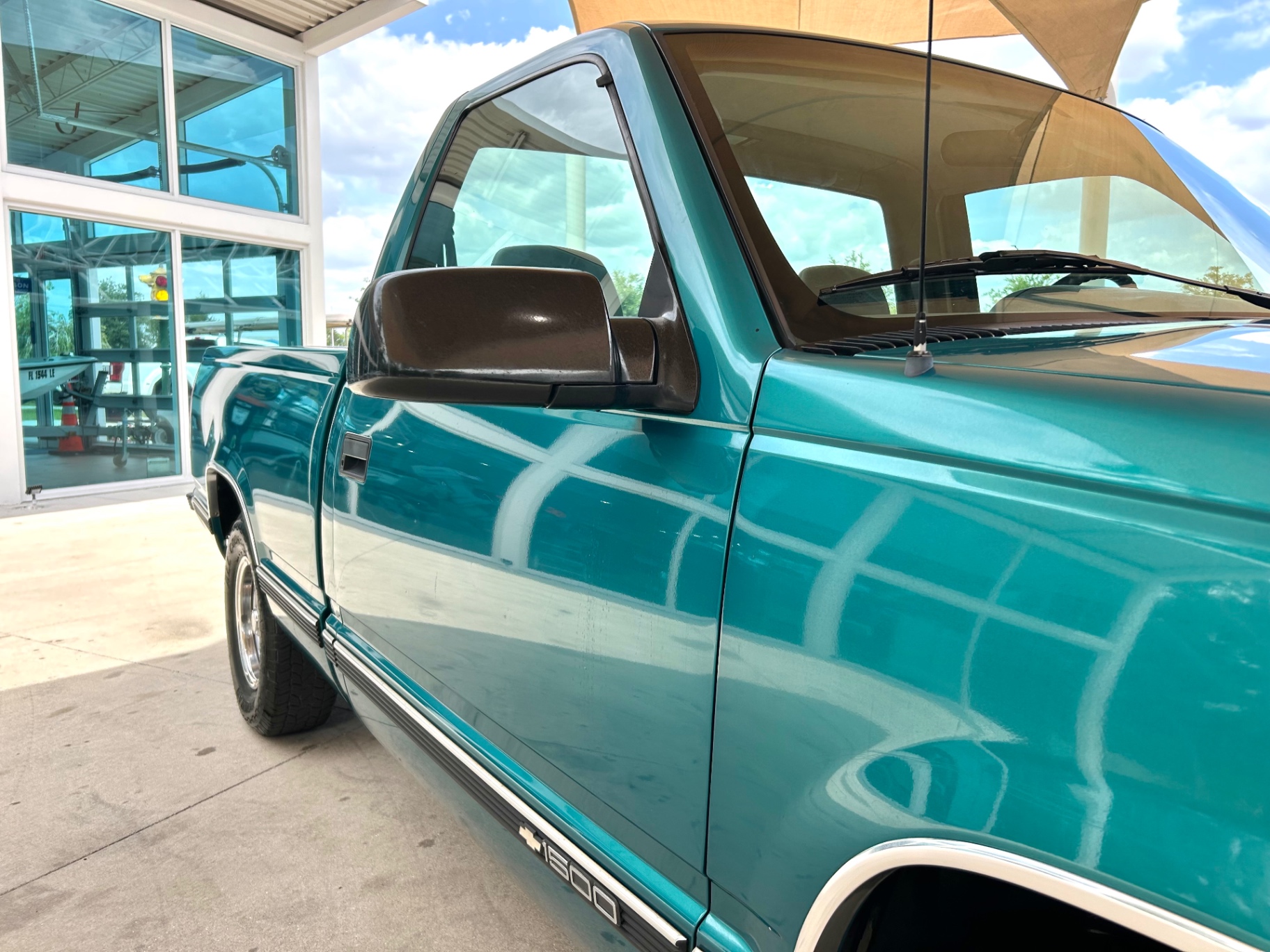 Vehicle photo 17