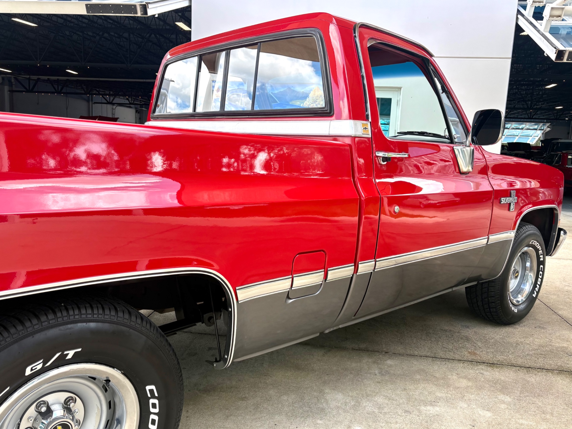 Vehicle photo 17