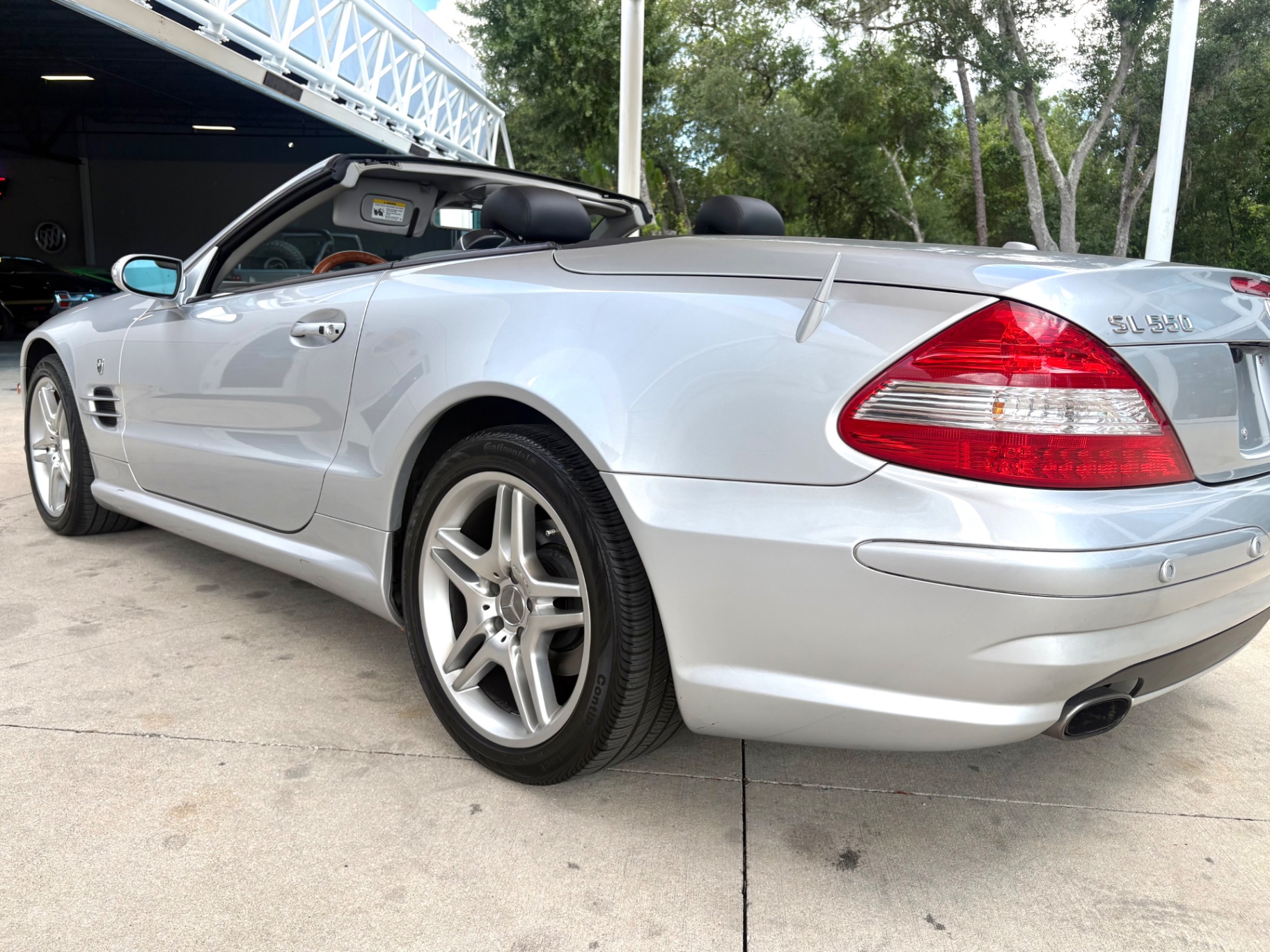 Vehicle photo 15