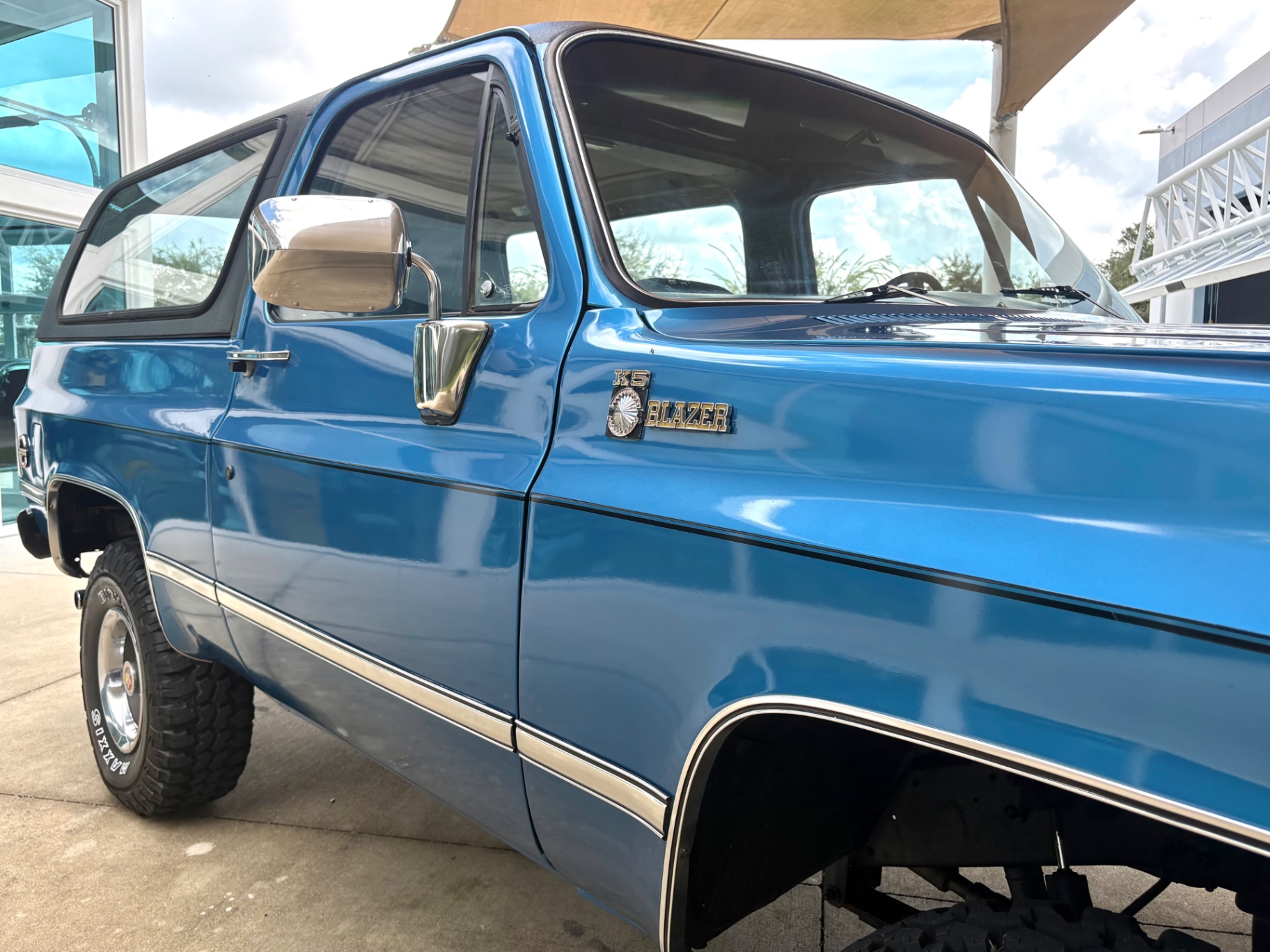 Vehicle photo 17