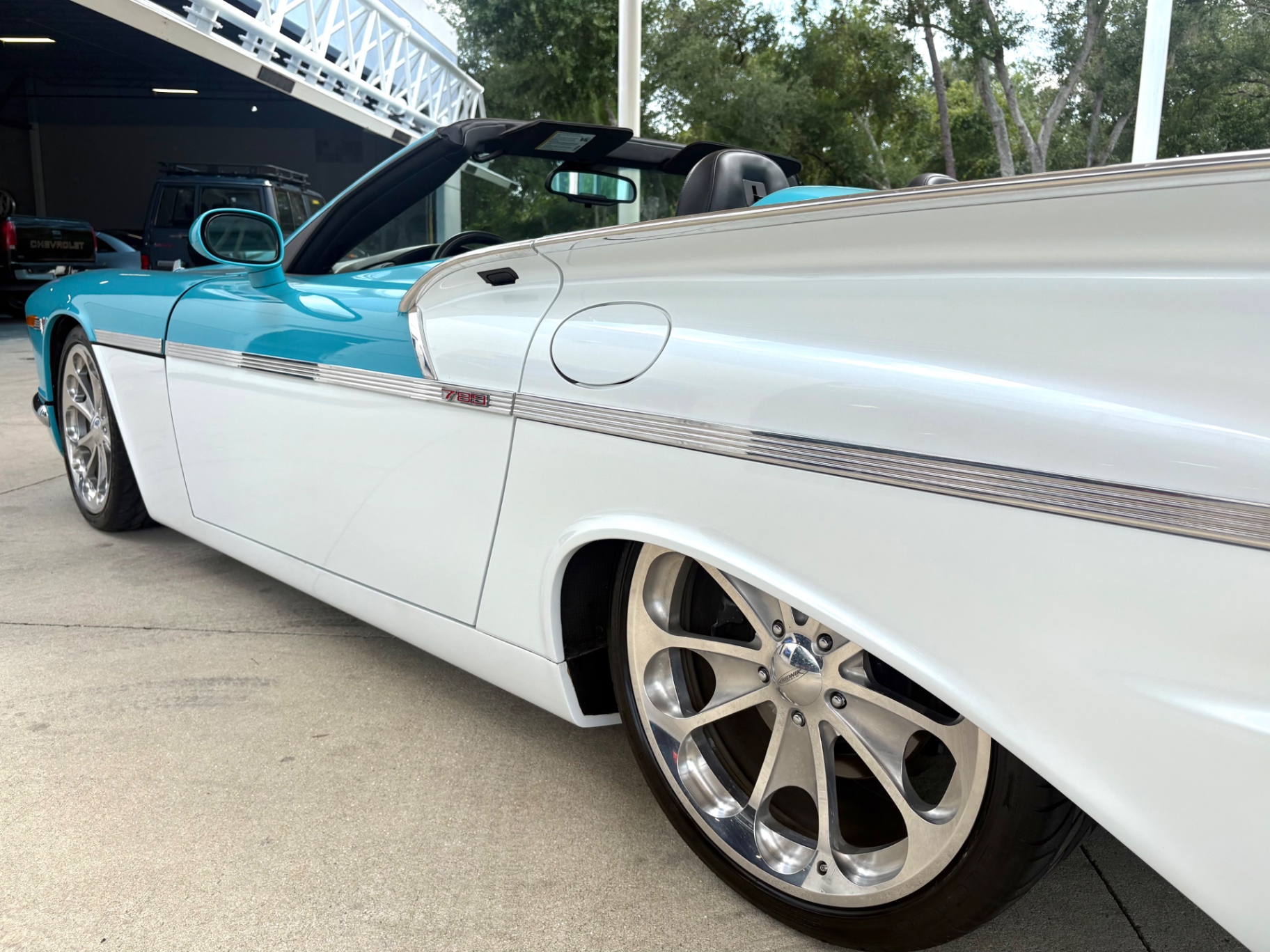 Vehicle photo 14
