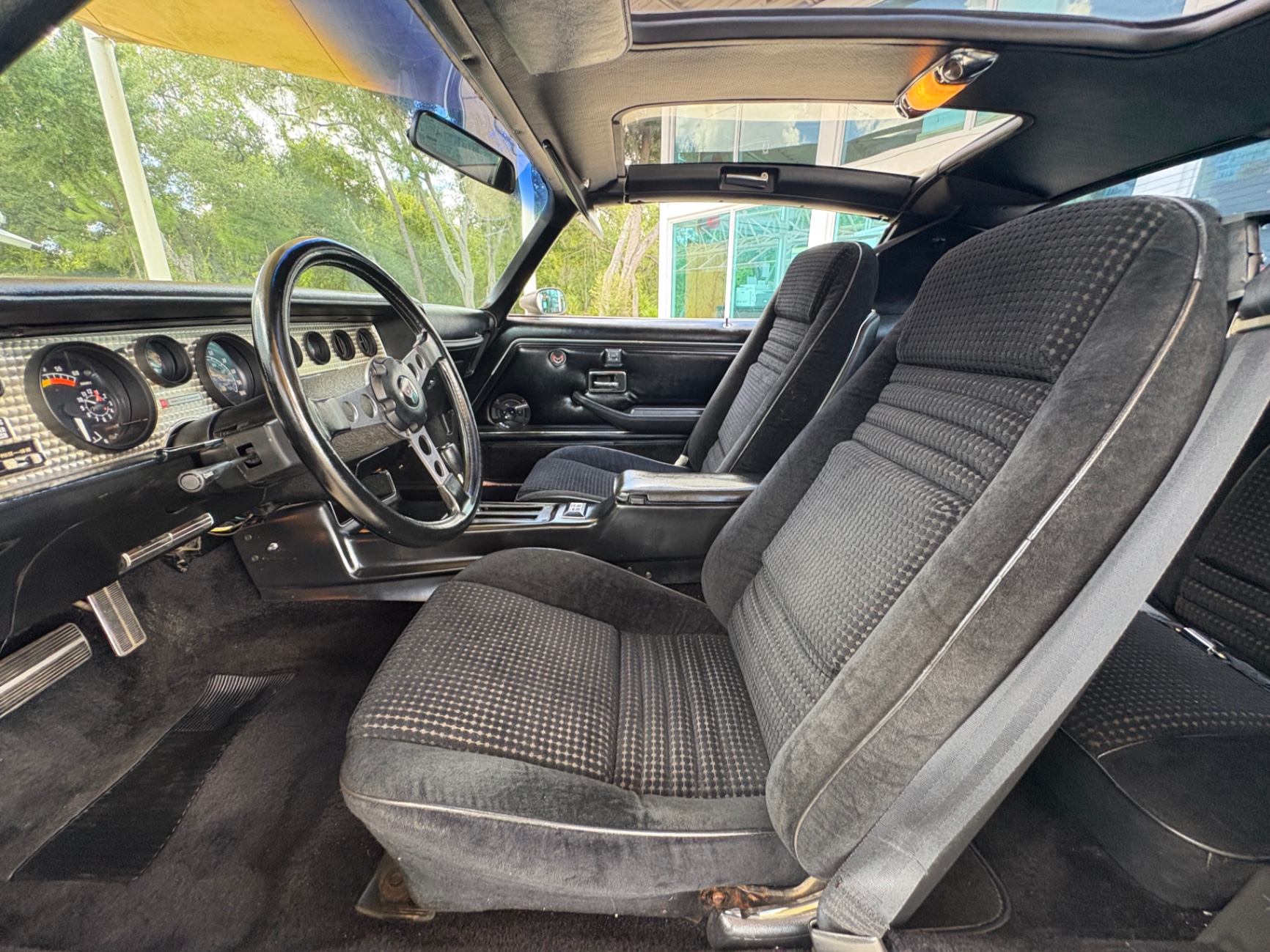 Vehicle photo 35