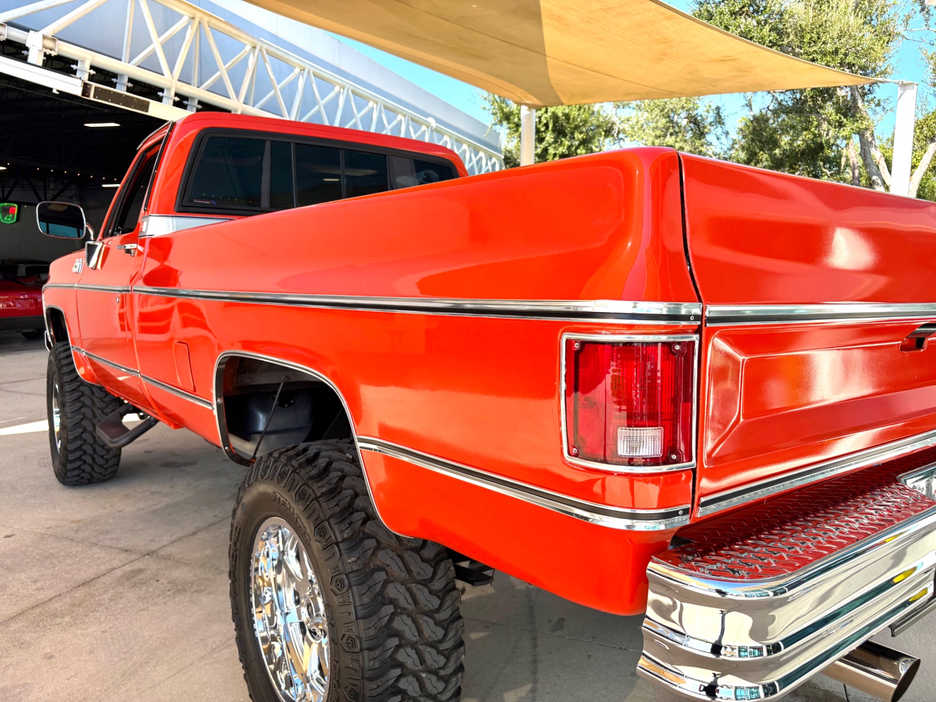 Vehicle photo 14