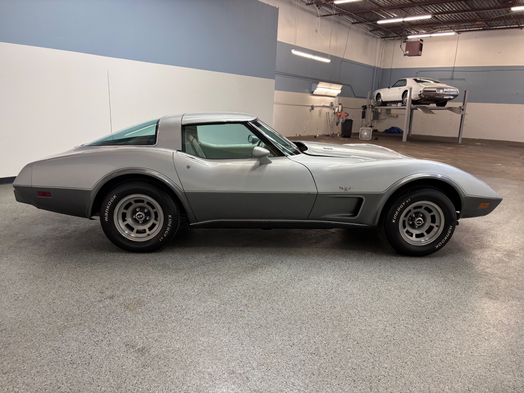 Vehicle photo 8