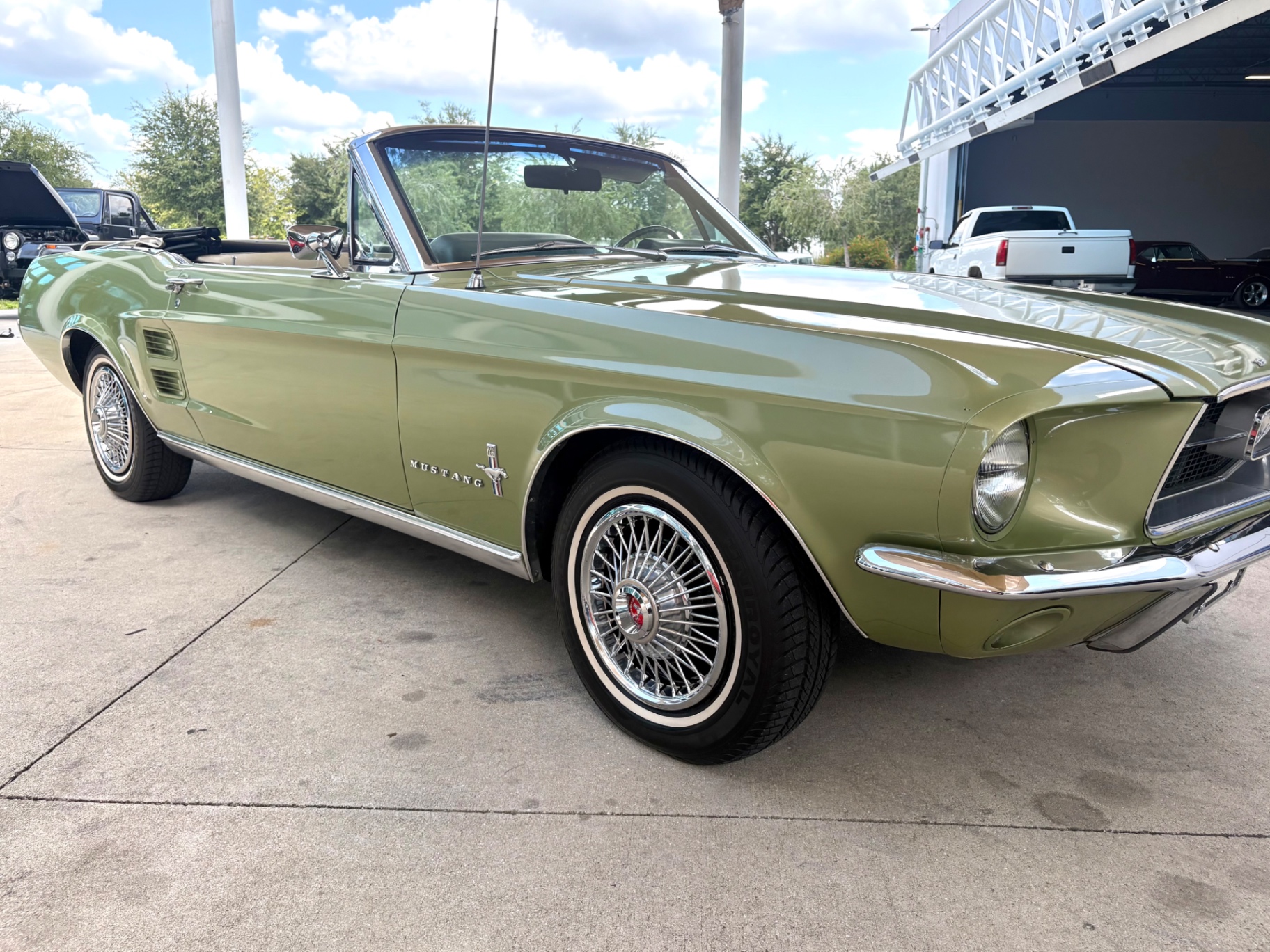 Vehicle photo 19