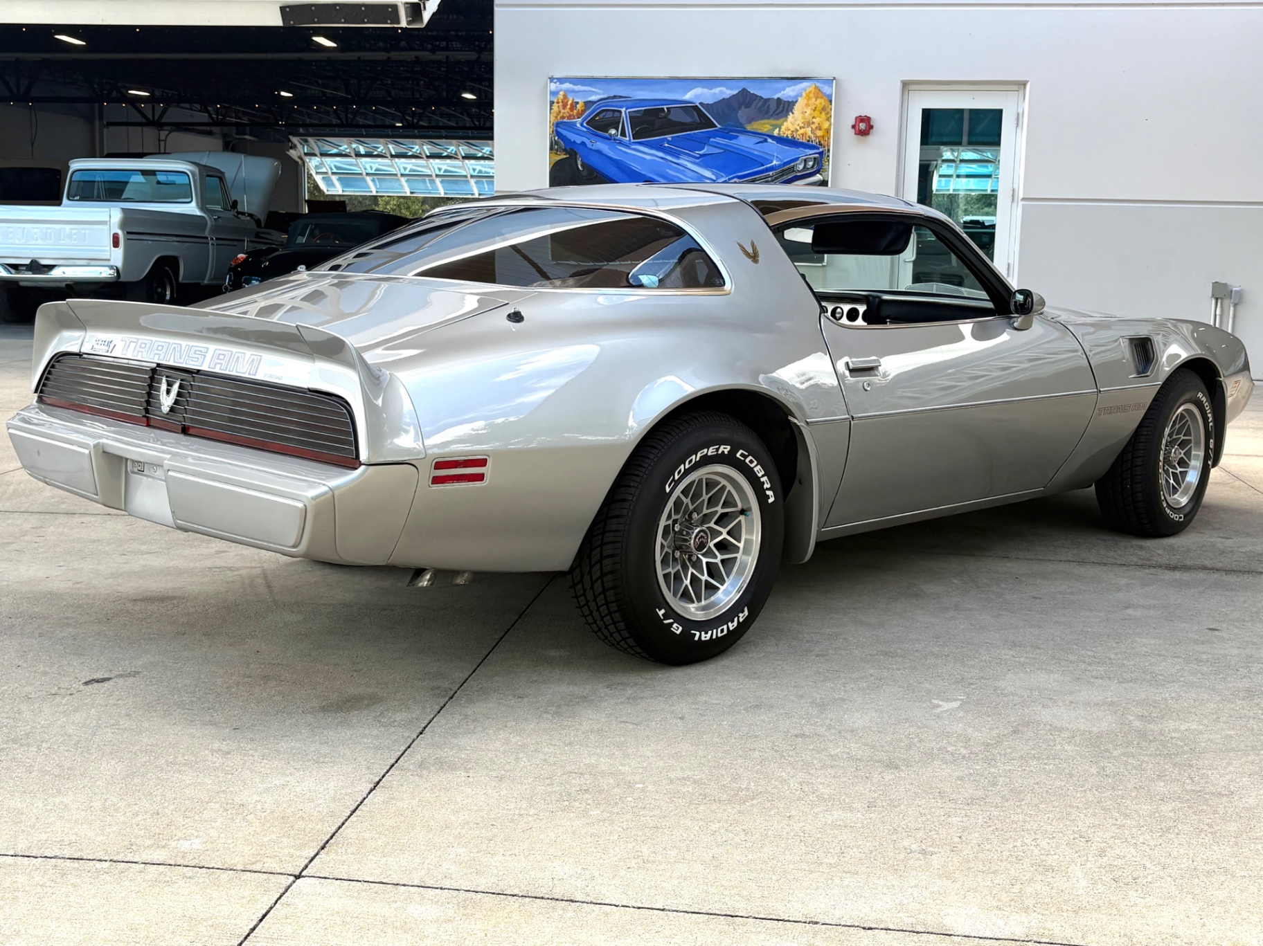 Vehicle photo 6