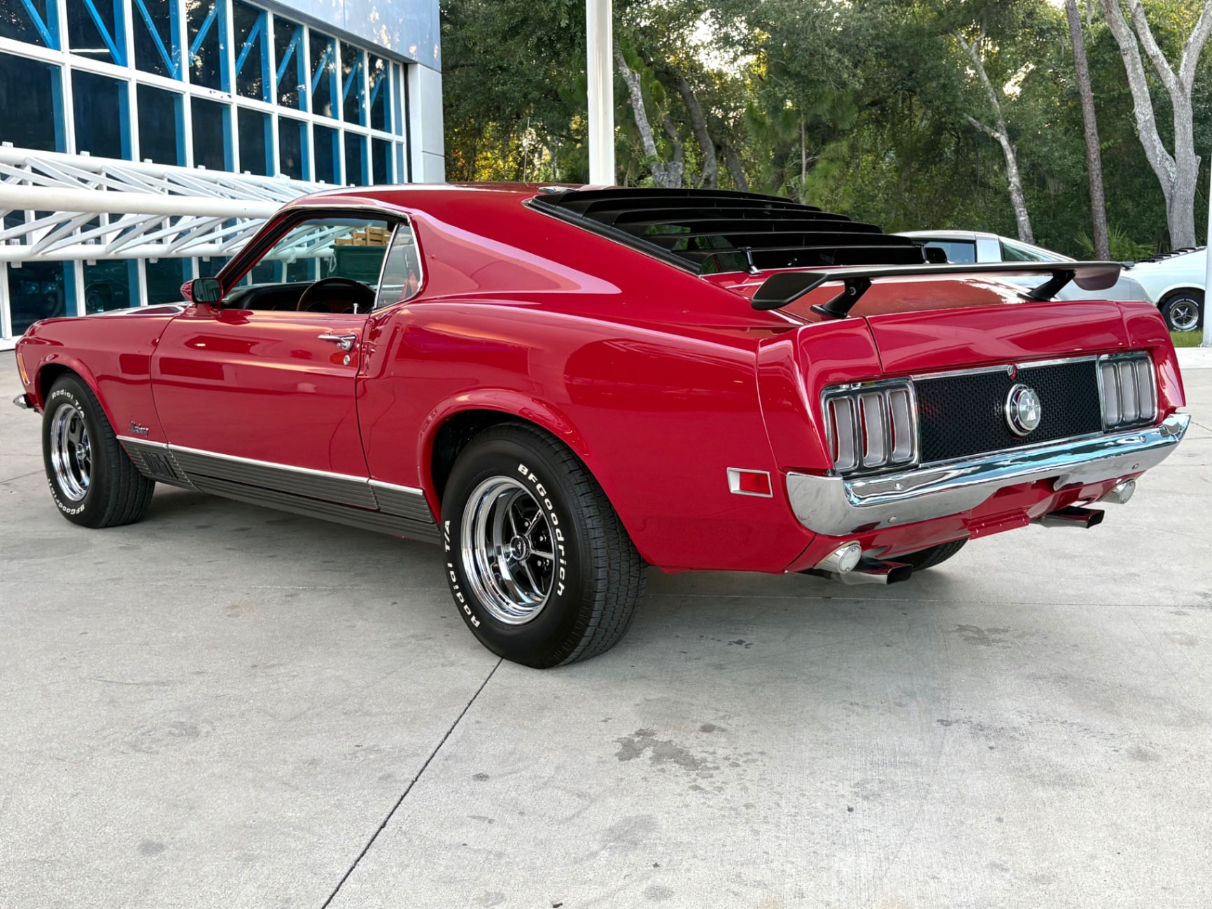 Vehicle photo 9