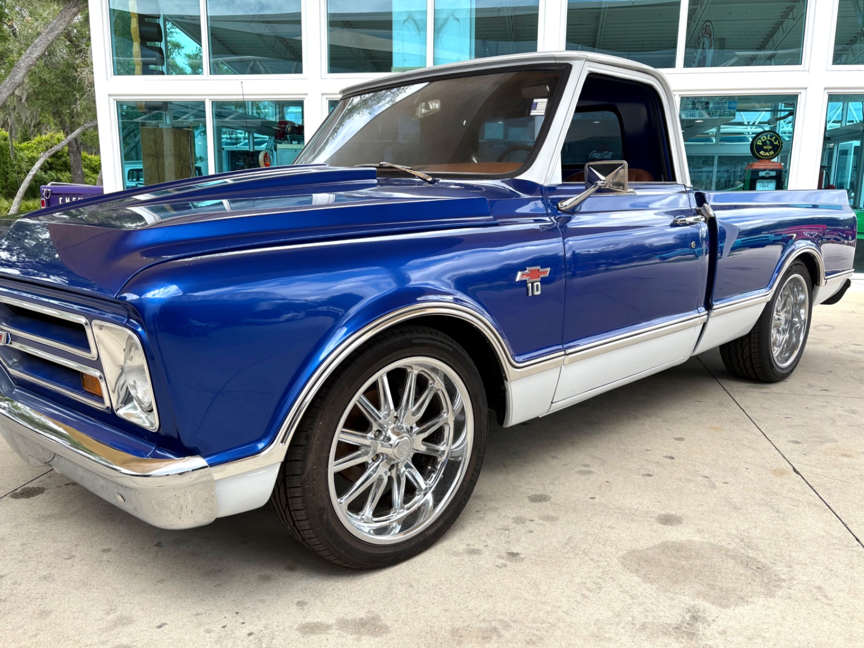 Vehicle photo 12