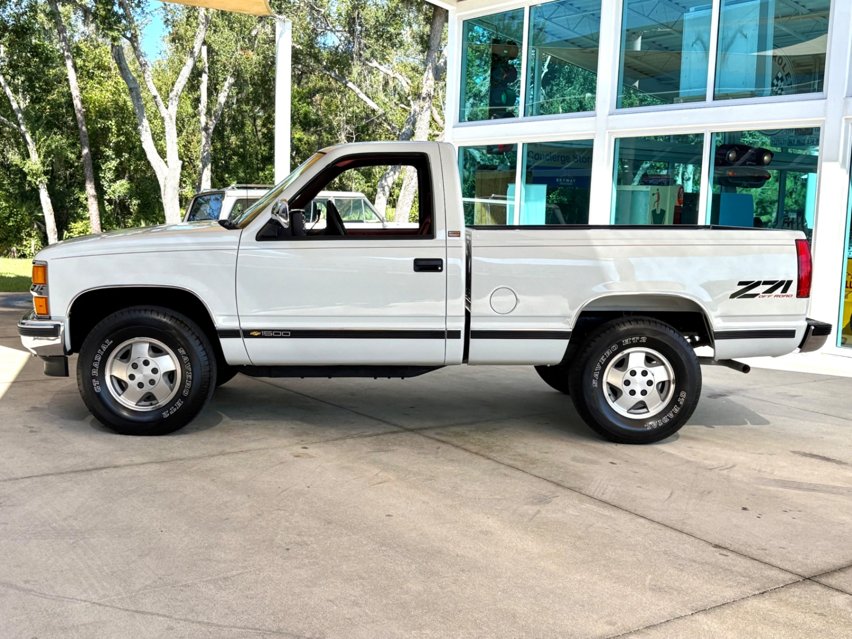 Vehicle photo 9