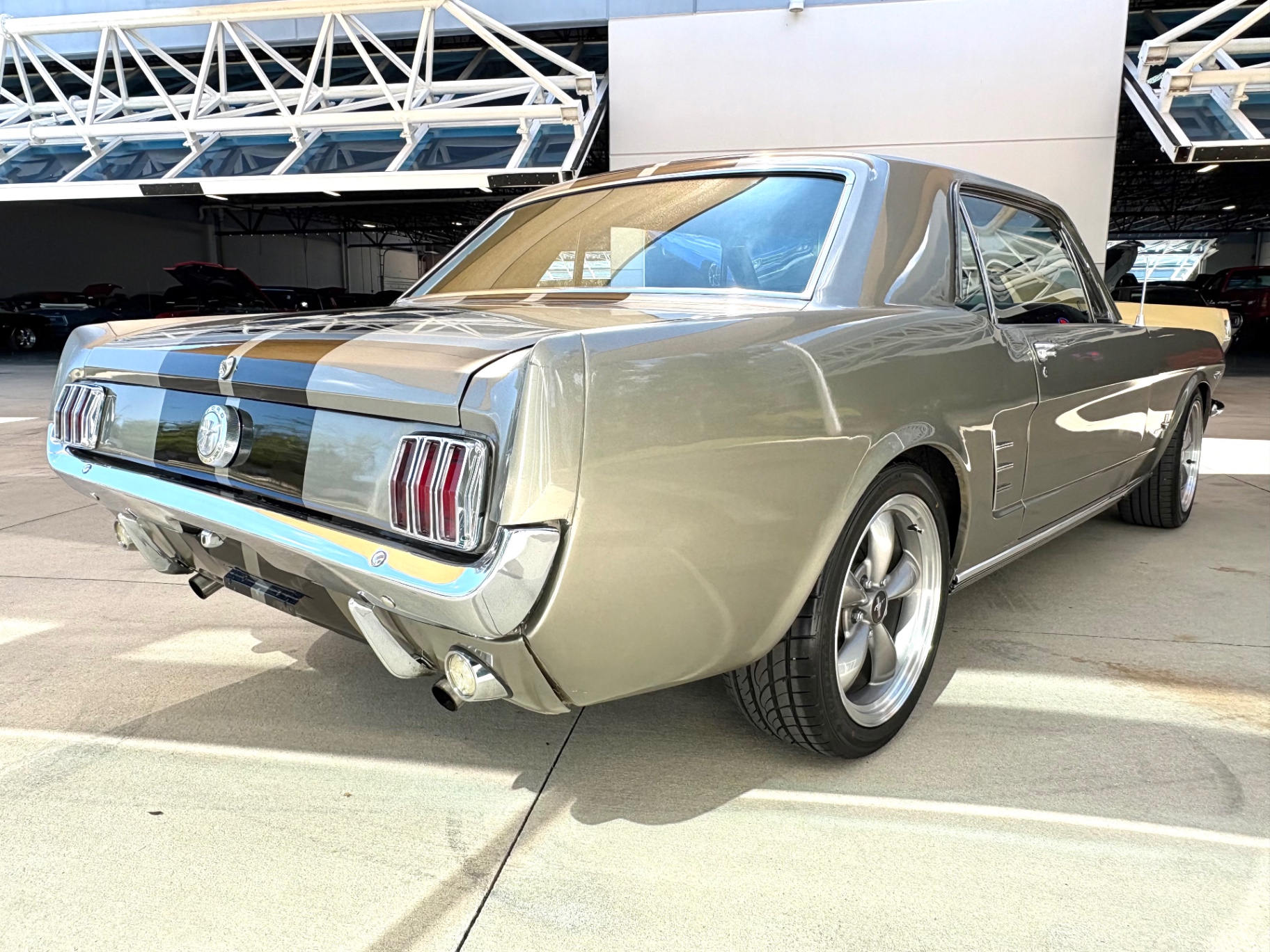 Vehicle photo 6