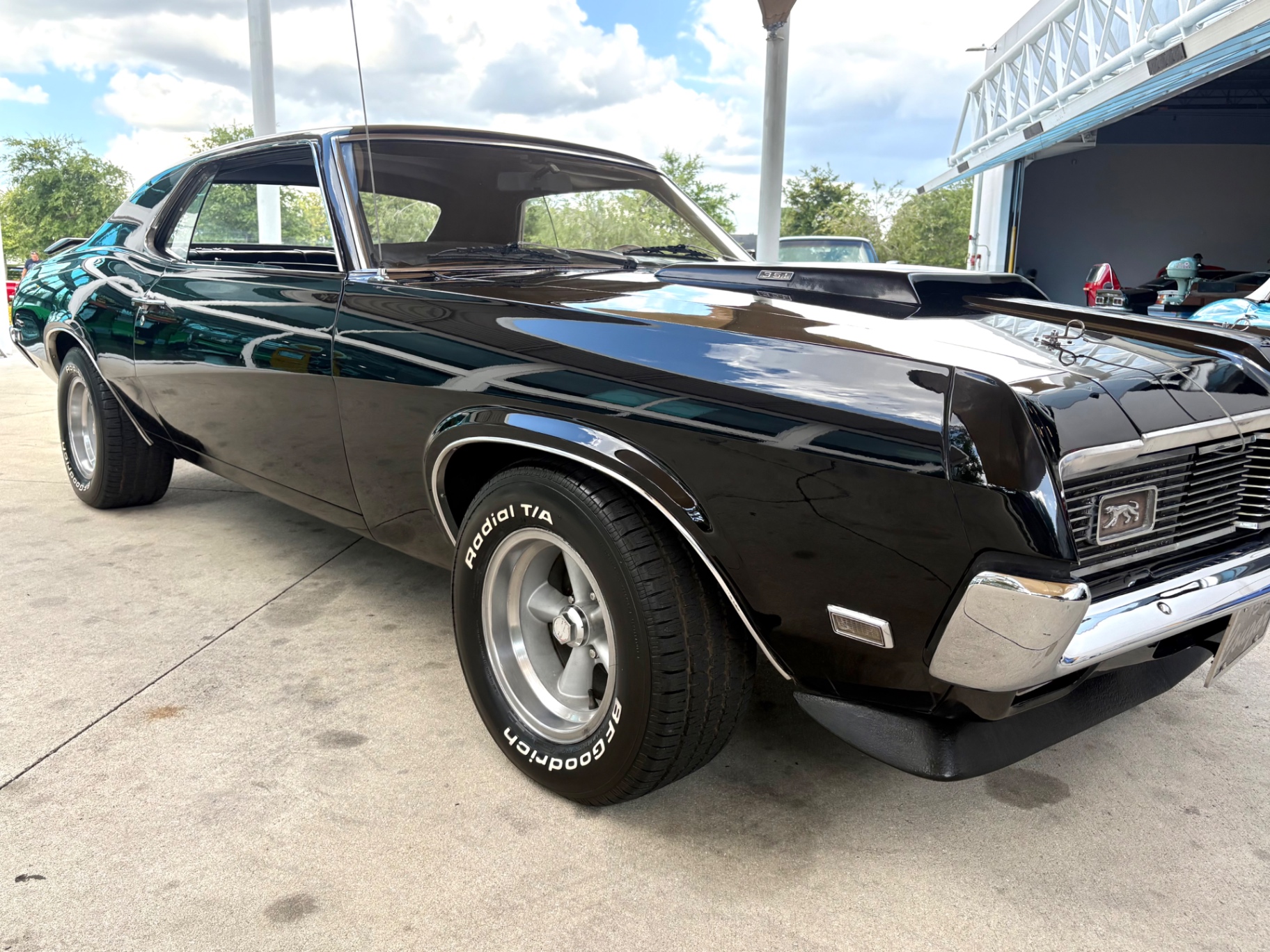 Vehicle photo 19