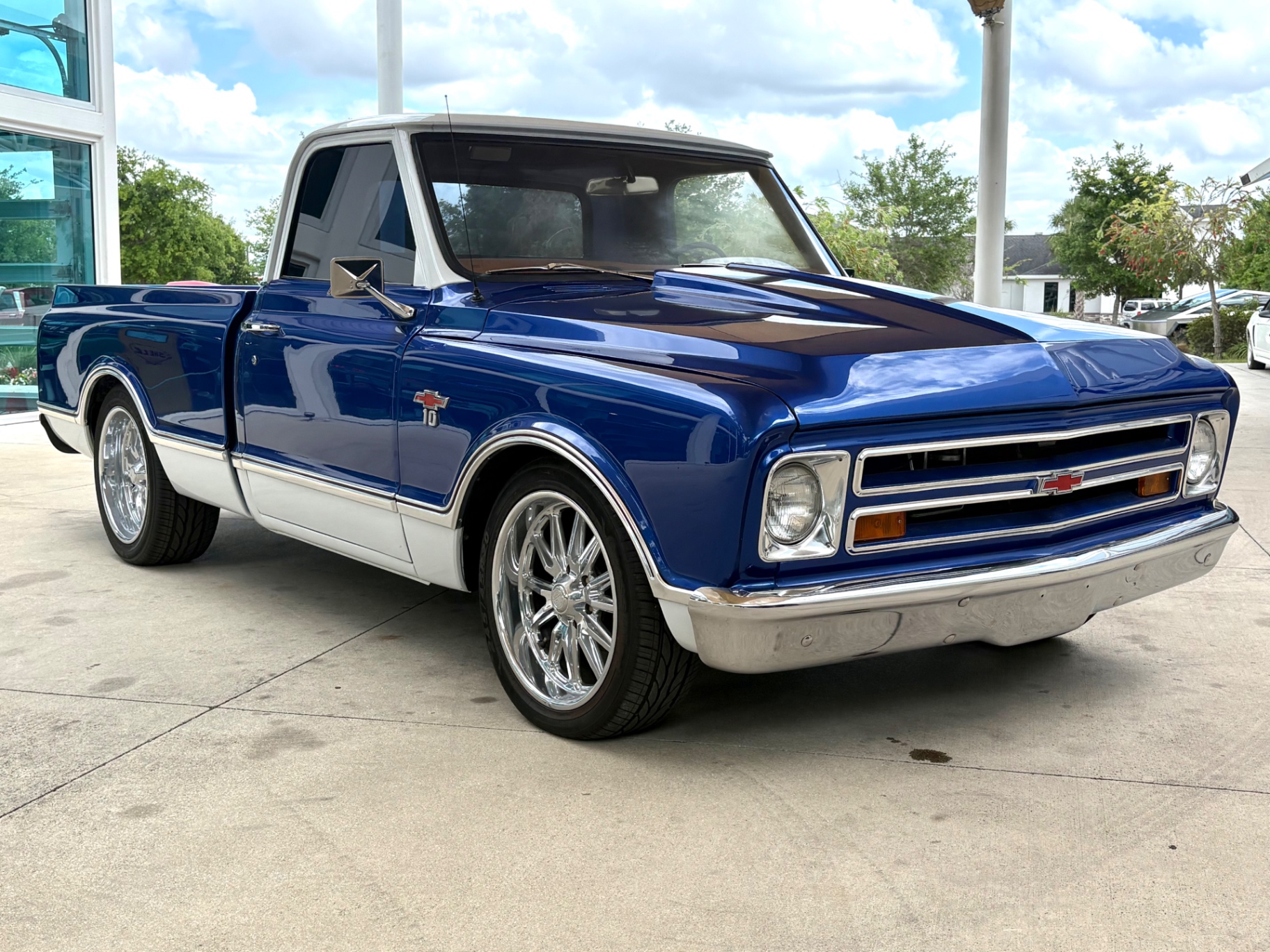 Vehicle photo 4