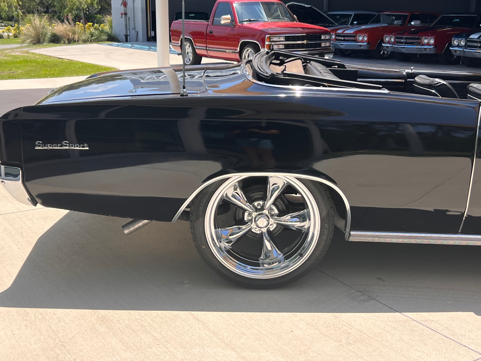 Vehicle photo 10