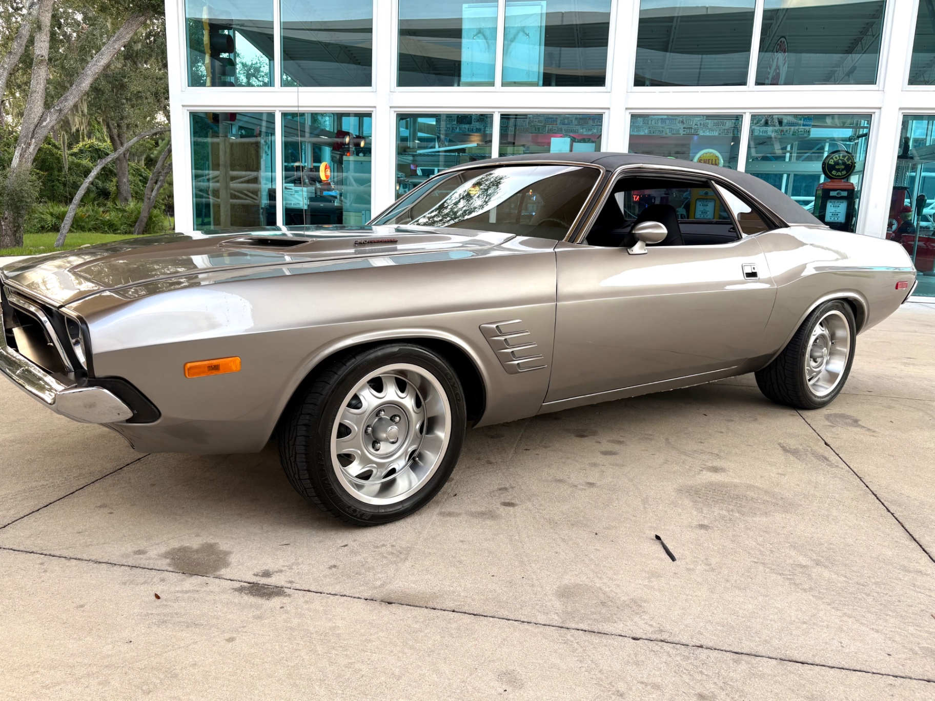 Vehicle photo 16