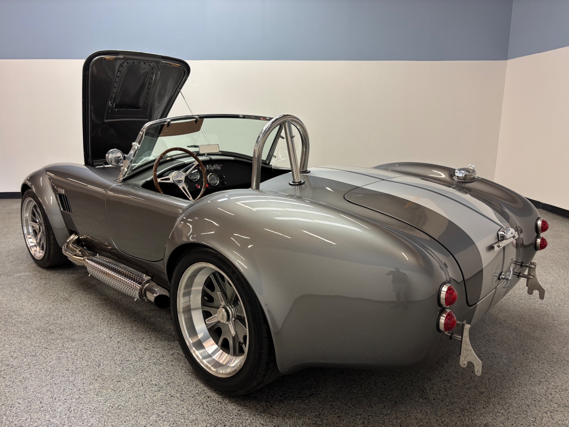 Vehicle photo 11